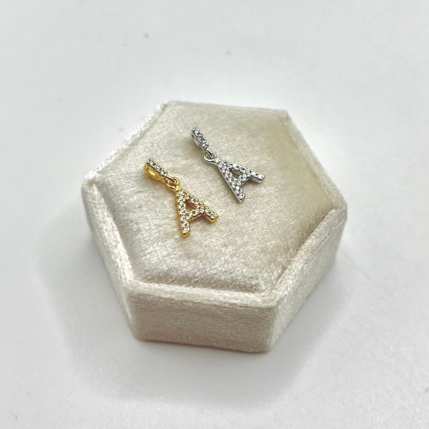 NM CIONDOLO LETTERA ZIRC