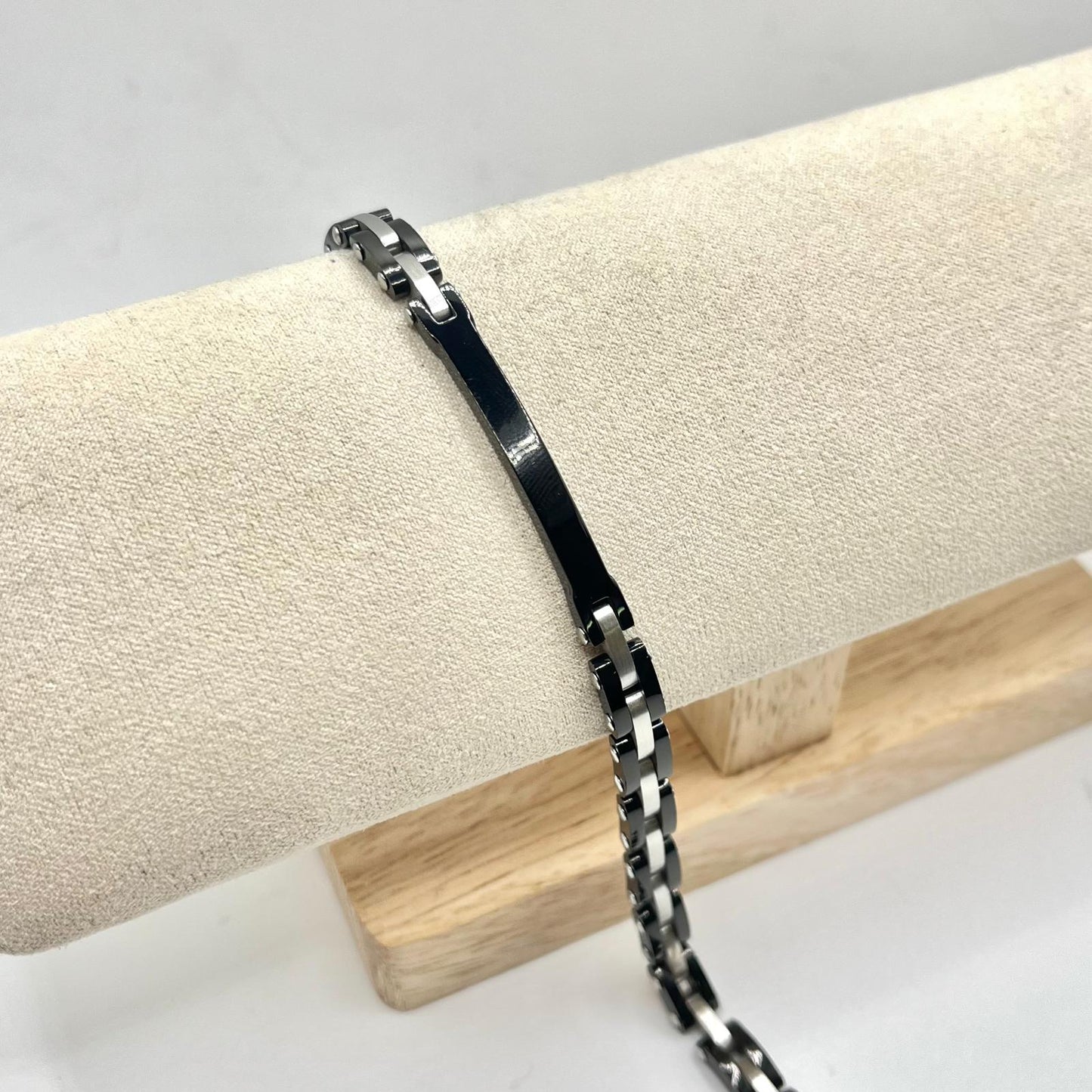 BR ACC TARGHETTA NERA CON ELE GRIGI