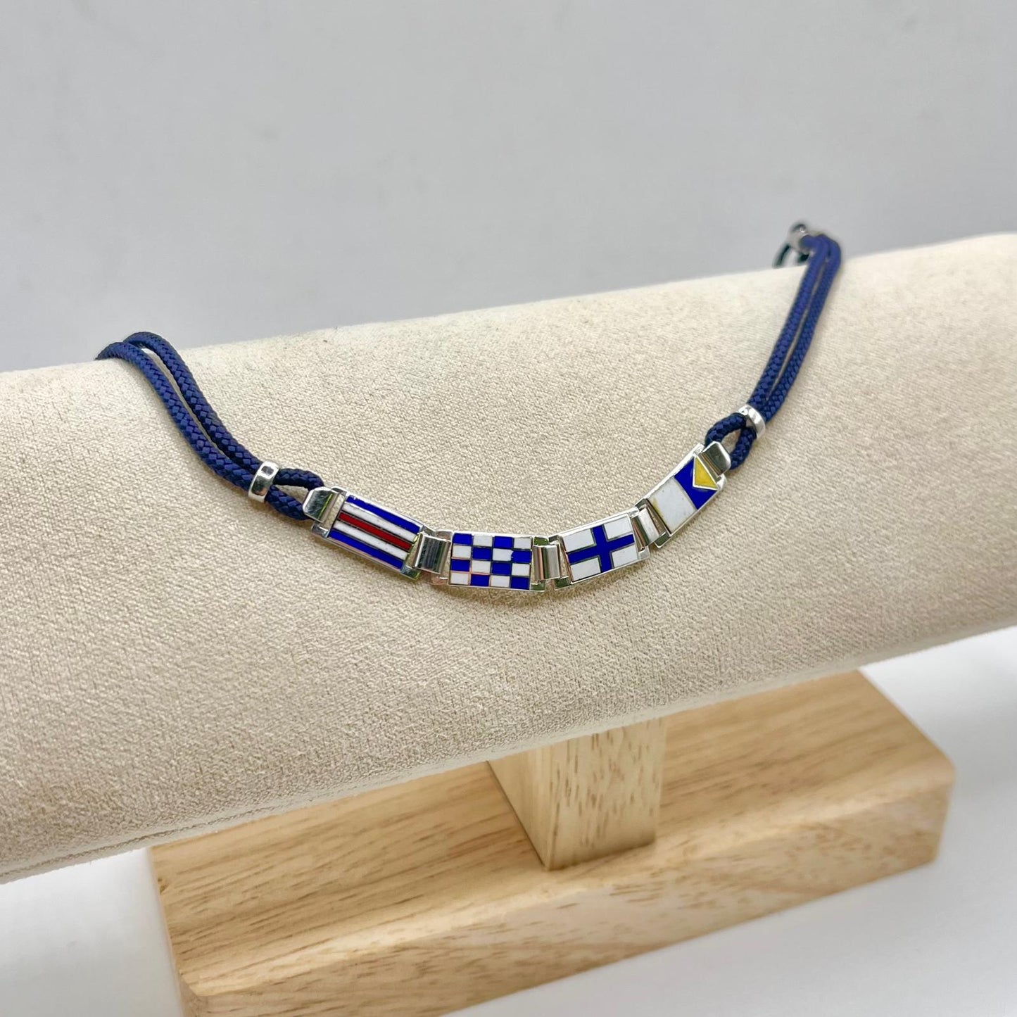 BRACCIALE CON SAGOLA E SMALTO