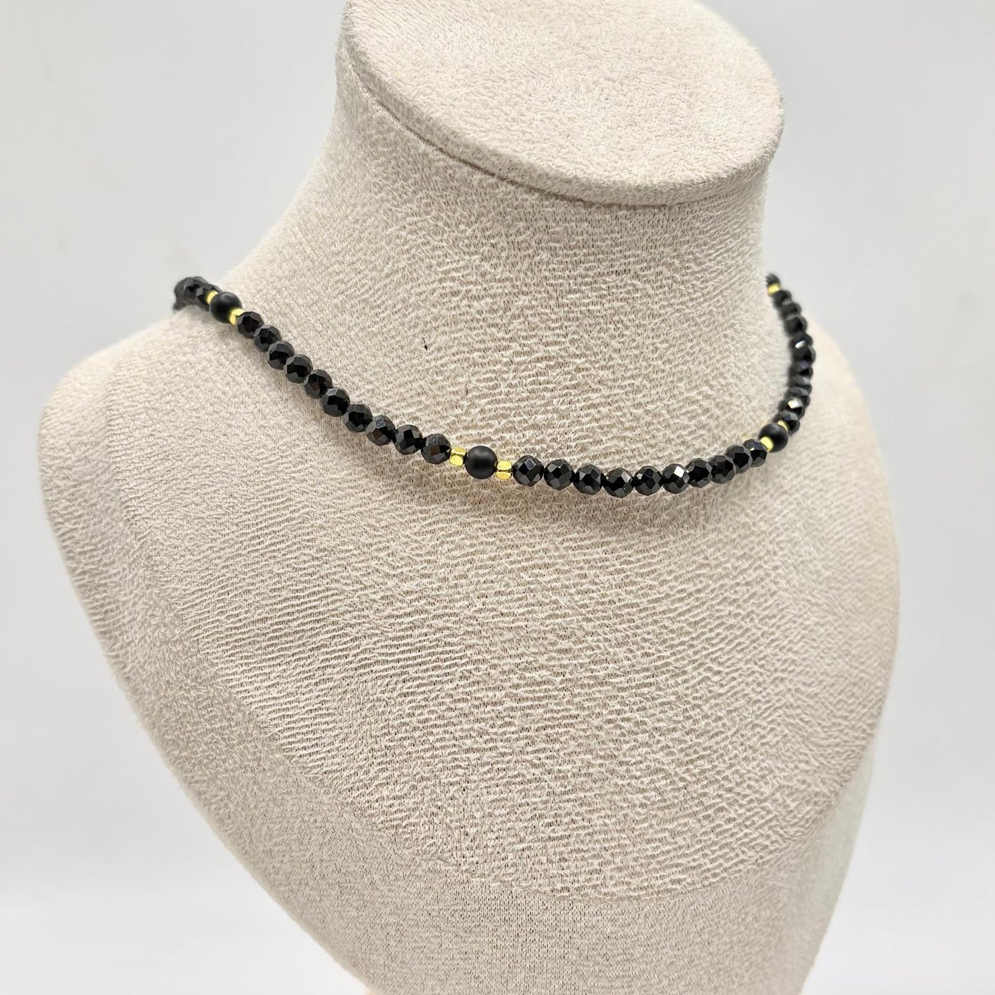 CL PERLINE NERE E DADINI GIALLI