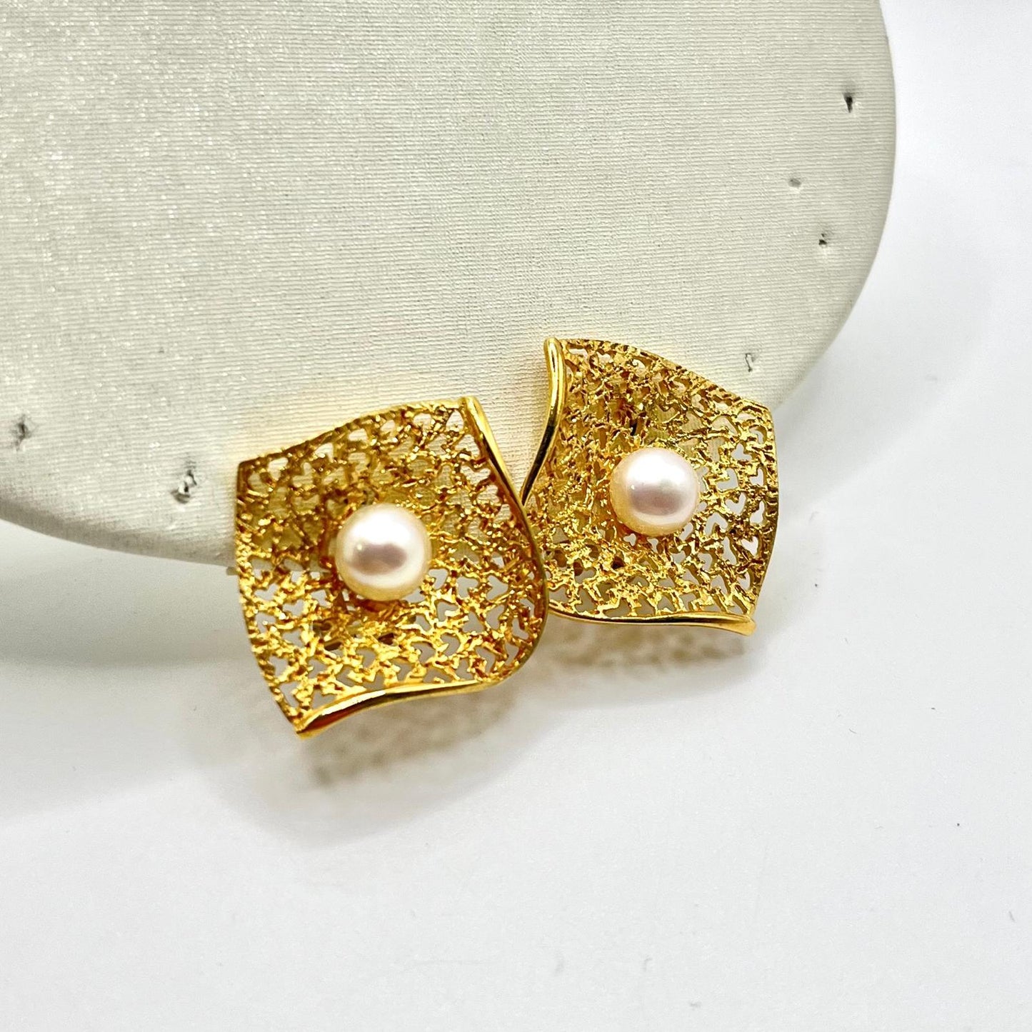 OR CLIP CON PERNO FIORE LAVORATO PERLA CENTRALE