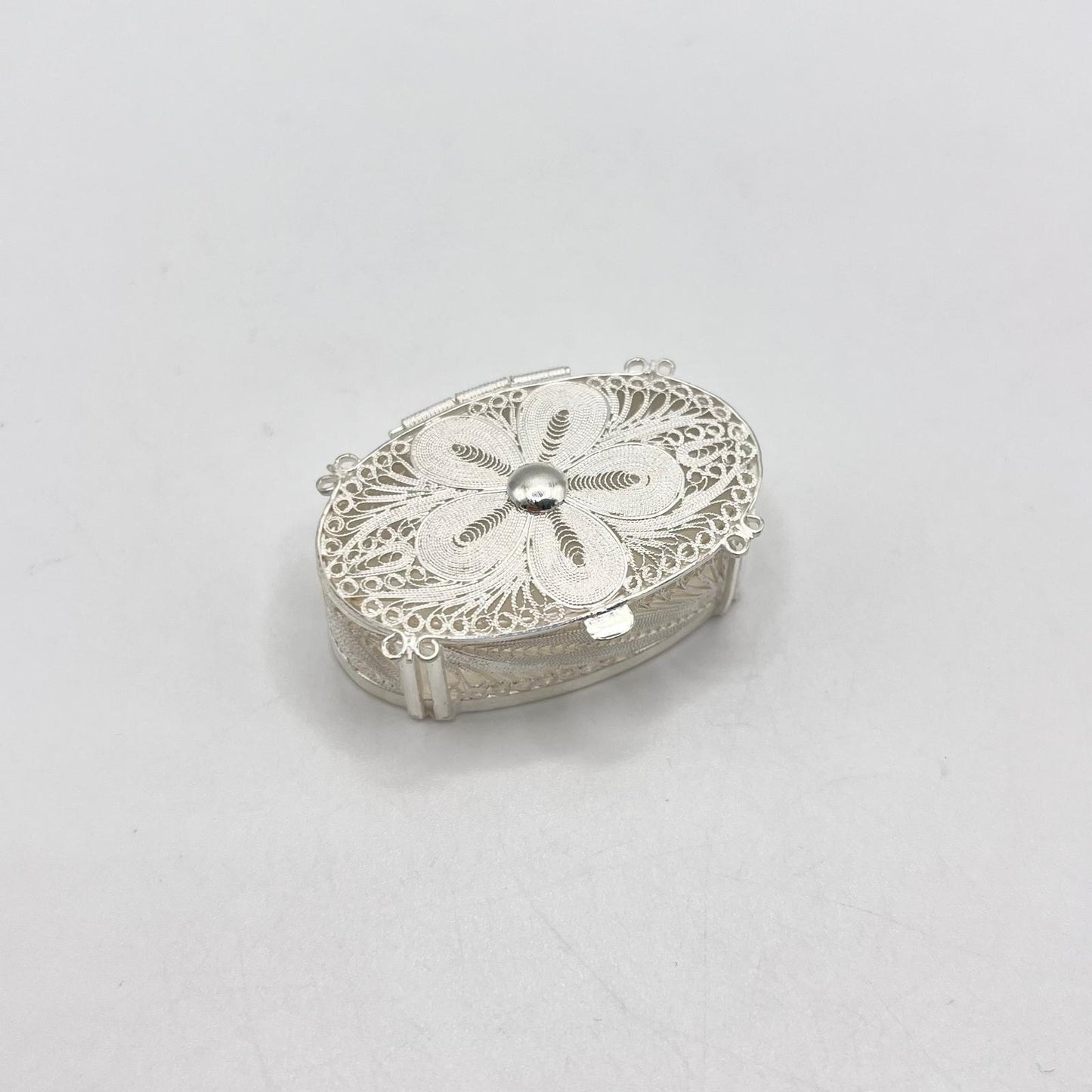 FILIGREE FLOWER PILL BOX 3.7 X 2.5 CM