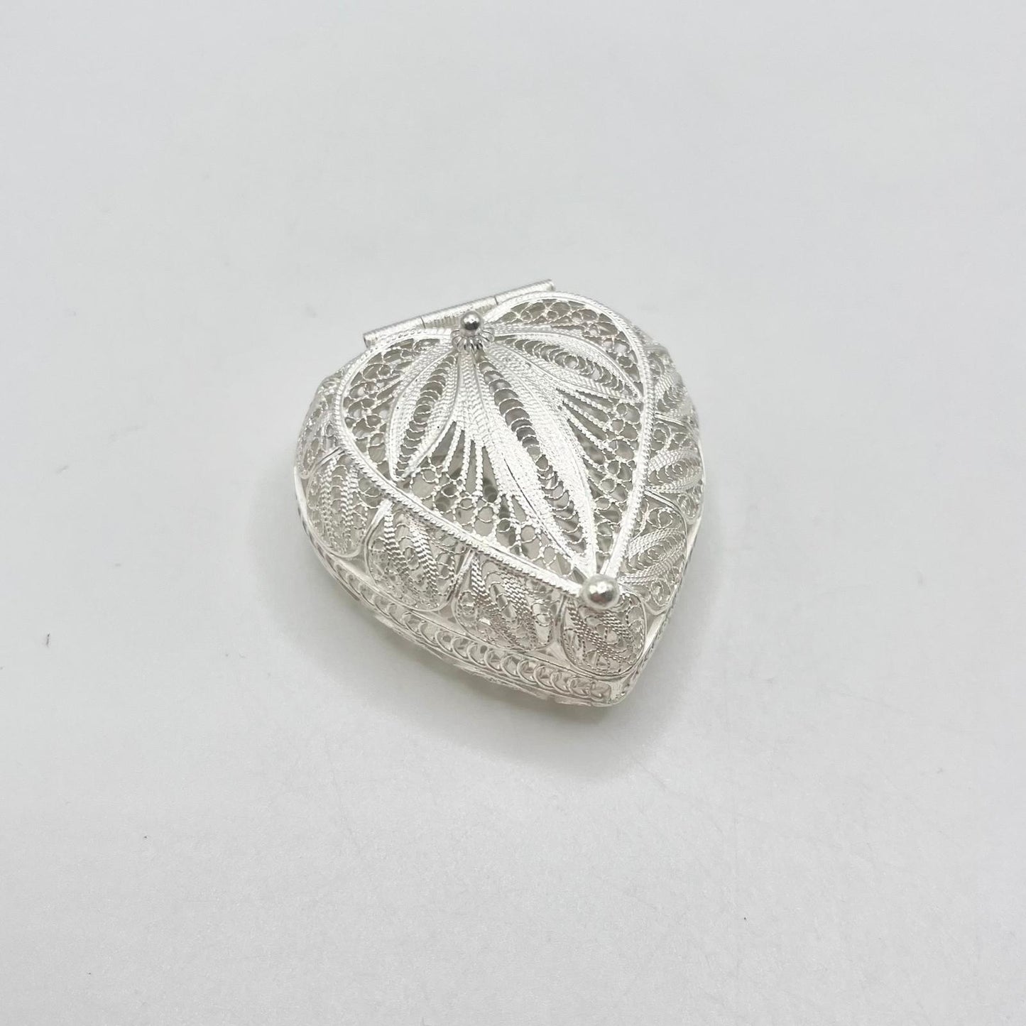 FILIGREE HEART PILL BOX 3.5 X 3.5 CM