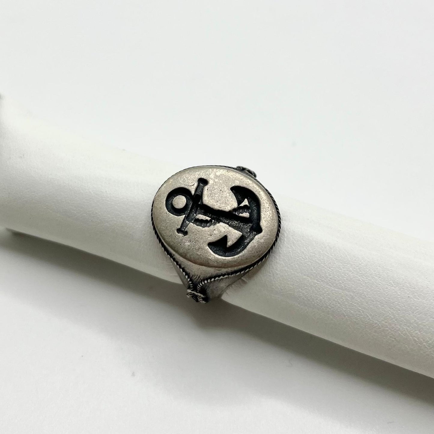 AN UOMO OSSIDATO CON ANCORA