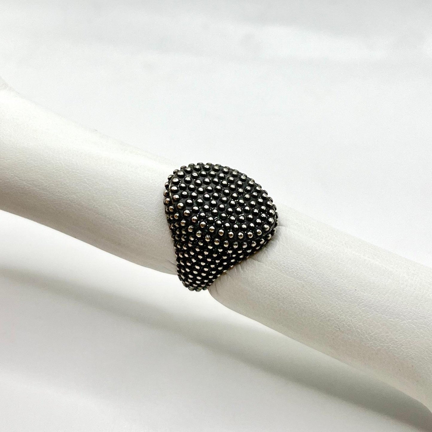 AN UOMO LAVORATO OSSIDATO