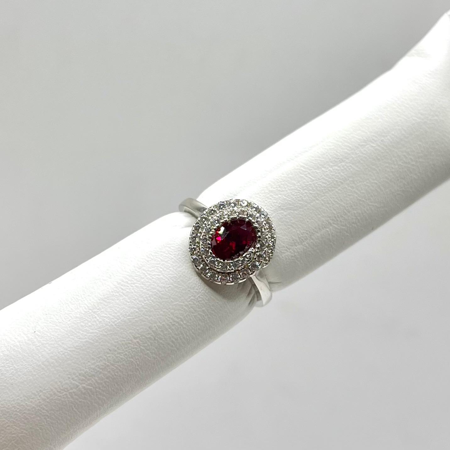 AN OVALE ZIRC E PIETRA