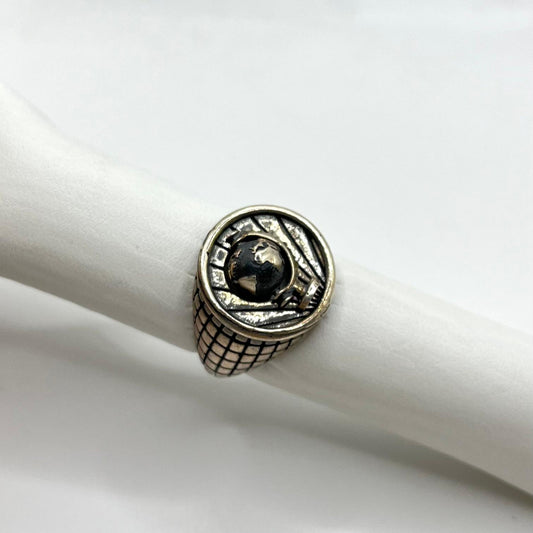 AN UOMO OSSIDATO CON MAPPAMONDO