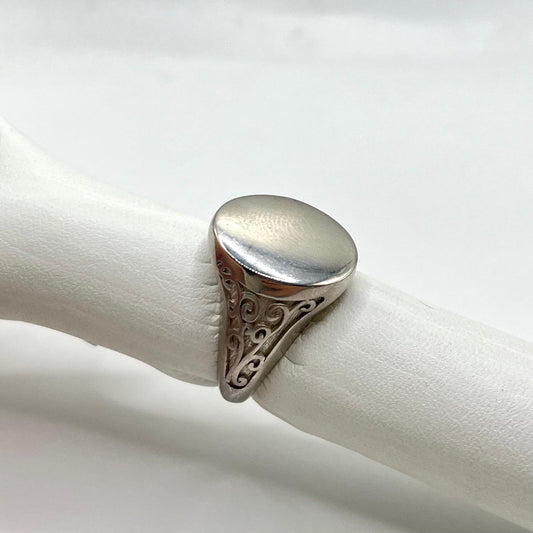 AN OVALE LAVORATO ESTERNAMENTE