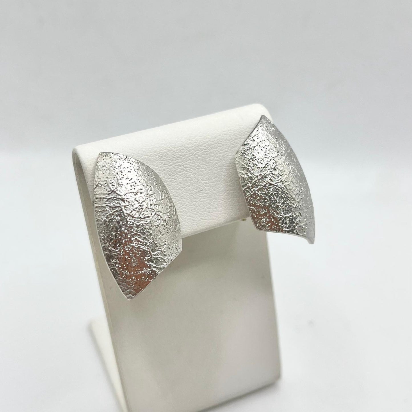 OR CLIP CON PERNO SATINATI FORMA GEOMETRICA