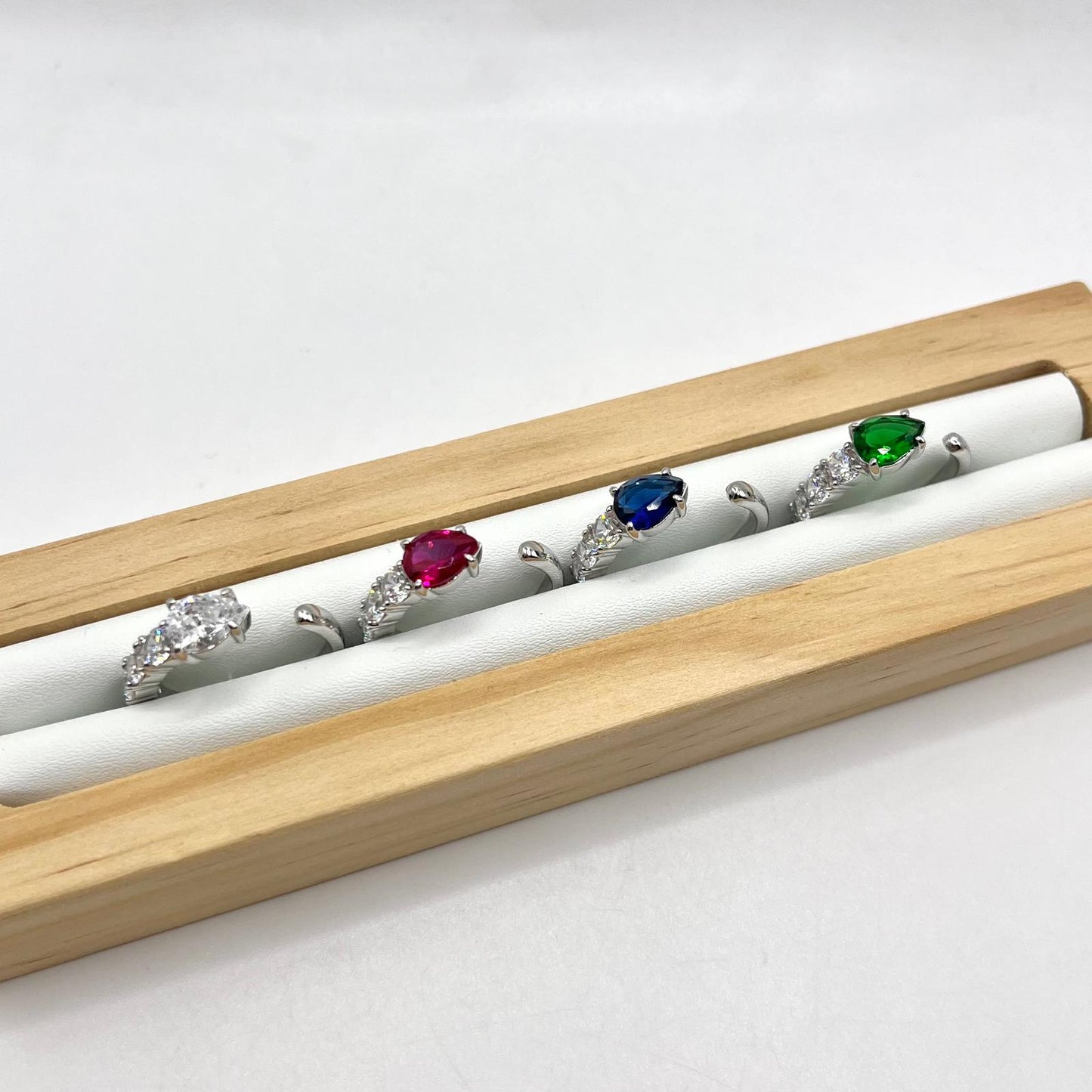 AN APERTO 4 ZIRCONI E PIETRA A GOCCIA