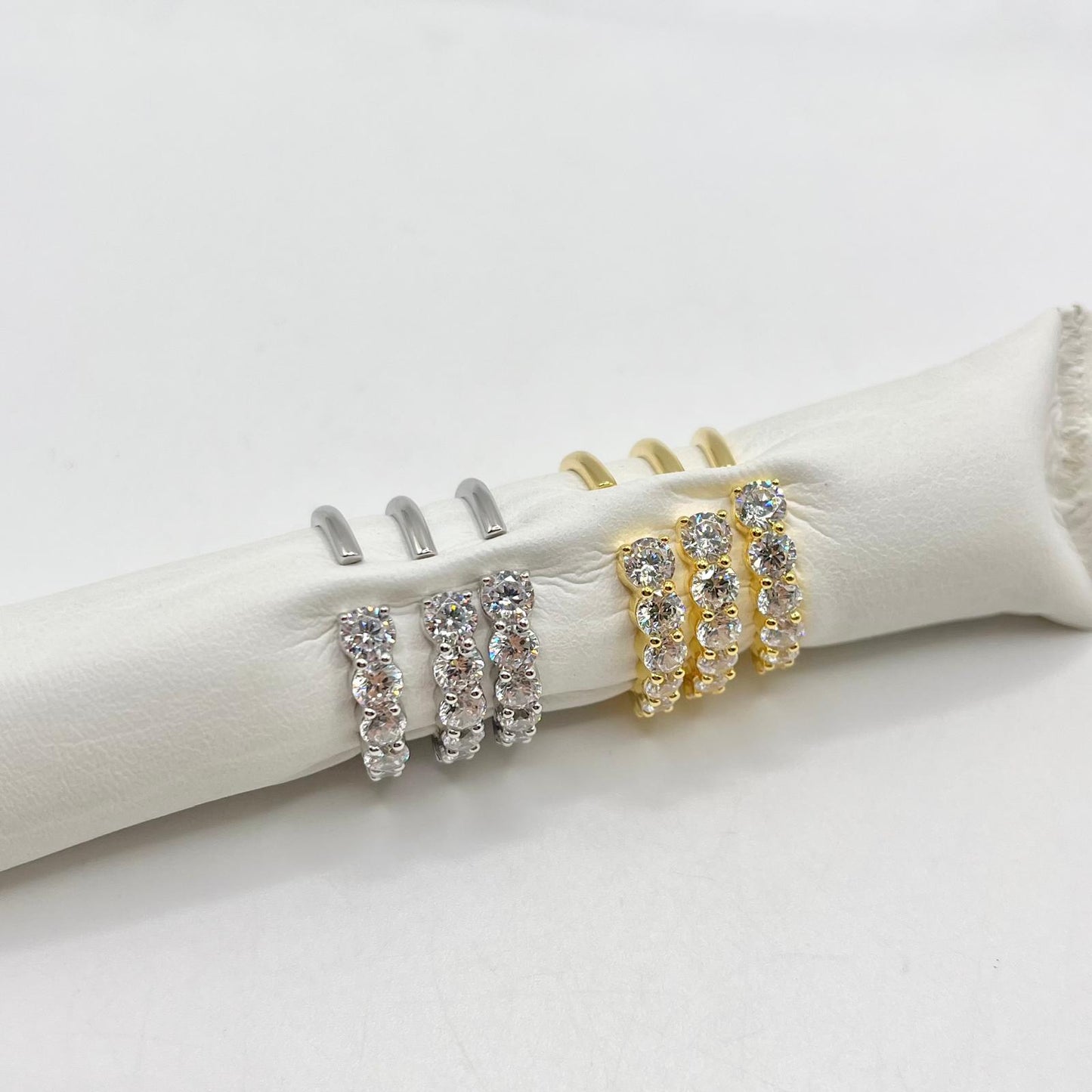 AN APERTO 6 ZIRCONI A SCALARE E 3 FILE