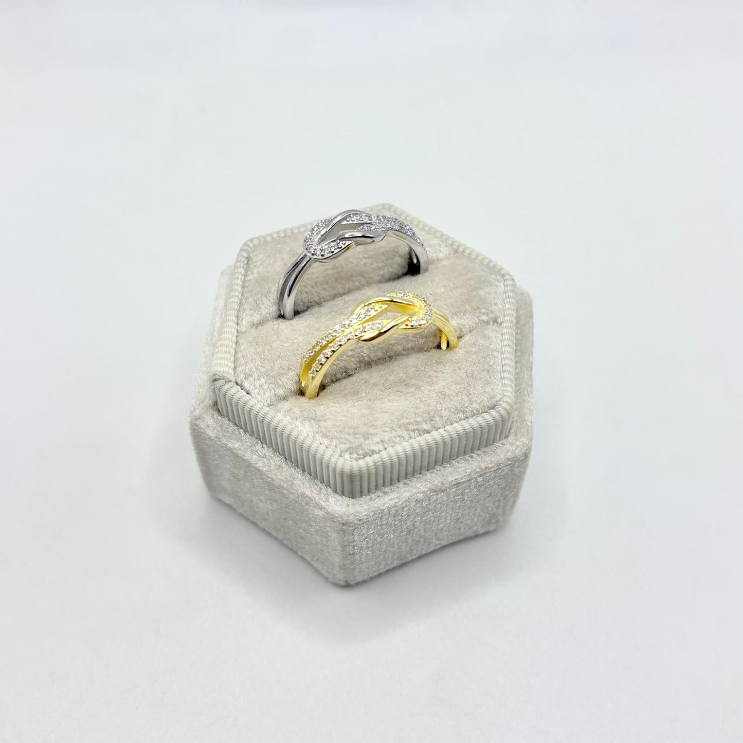 AN NODO LISCIO E ZIRCONI