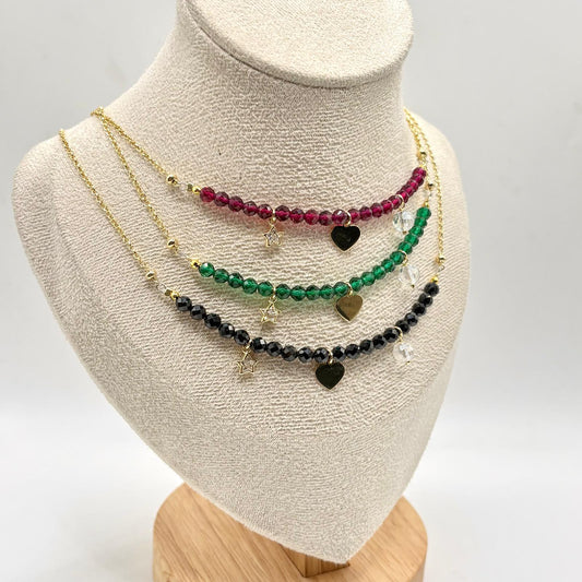 CL SEMIRIGIDA CON PERLINE COLORATE E CHARMS