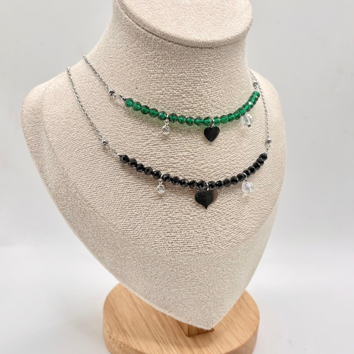 CL SEMIRIGIDA CON PERLINE COLORATE E CHARMS