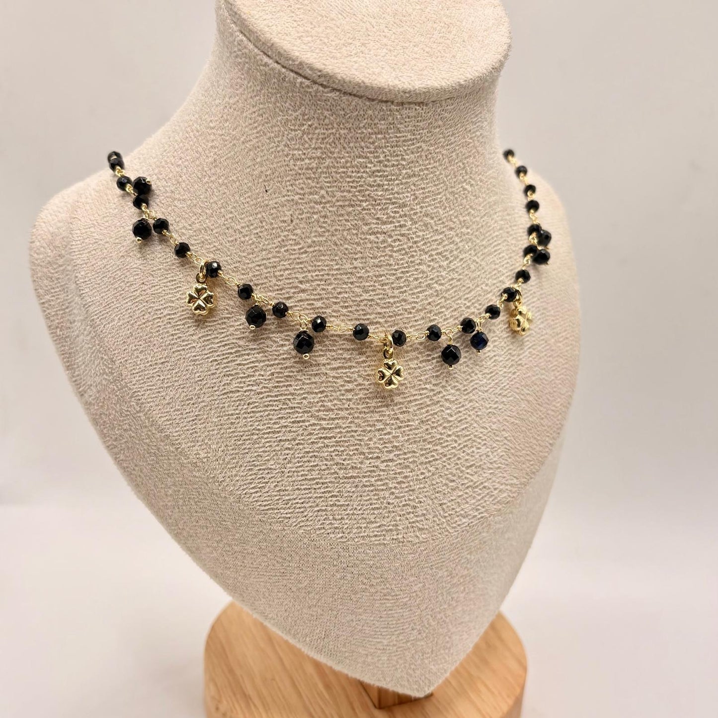 CL PERLINE NERE E CHARM QUADRIFOGLIO BOMBATO