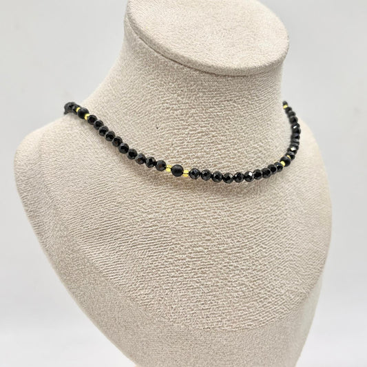 CL PERLINE NERE E DADINI GIALLI