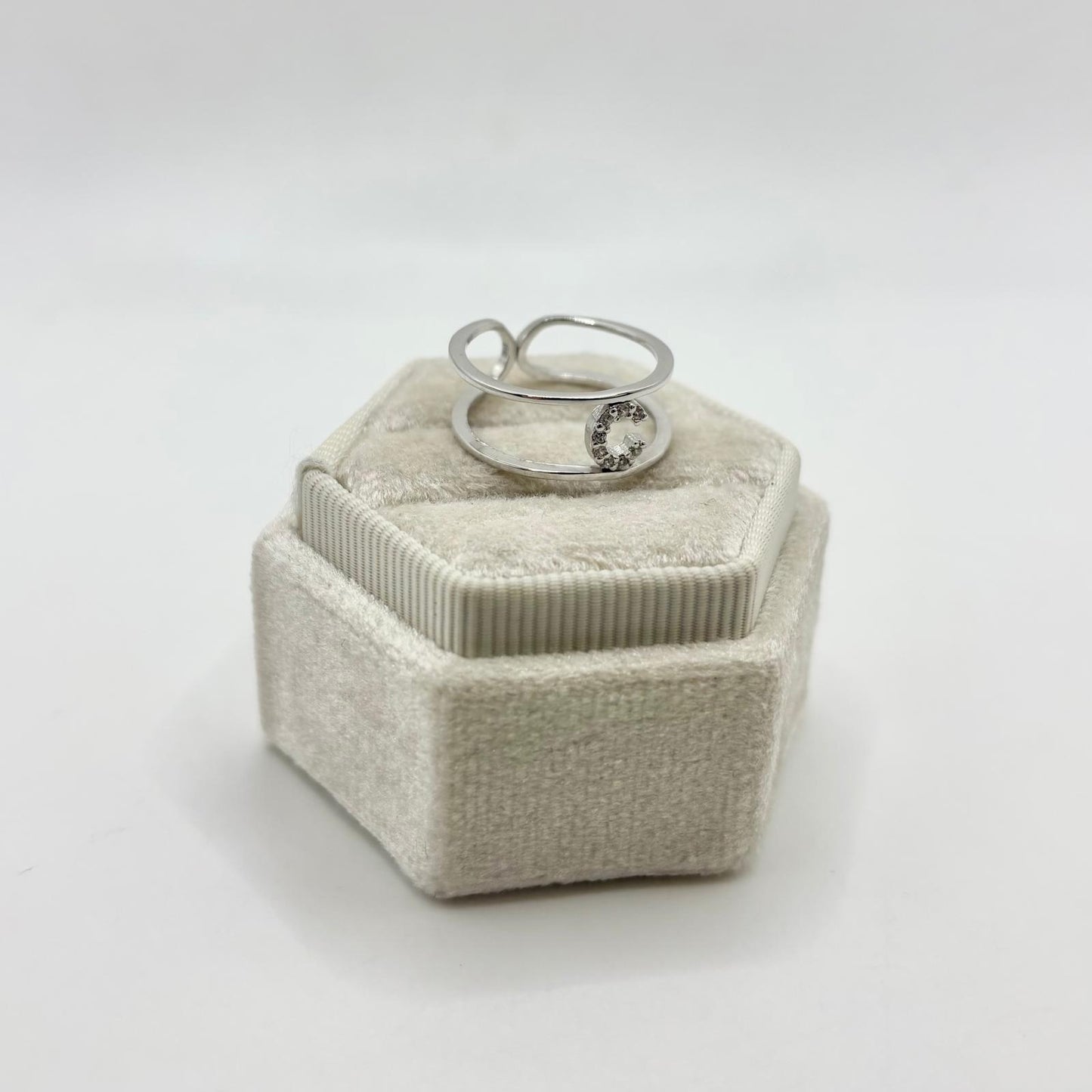 ANELLO CON LETTERA ZIRCONI